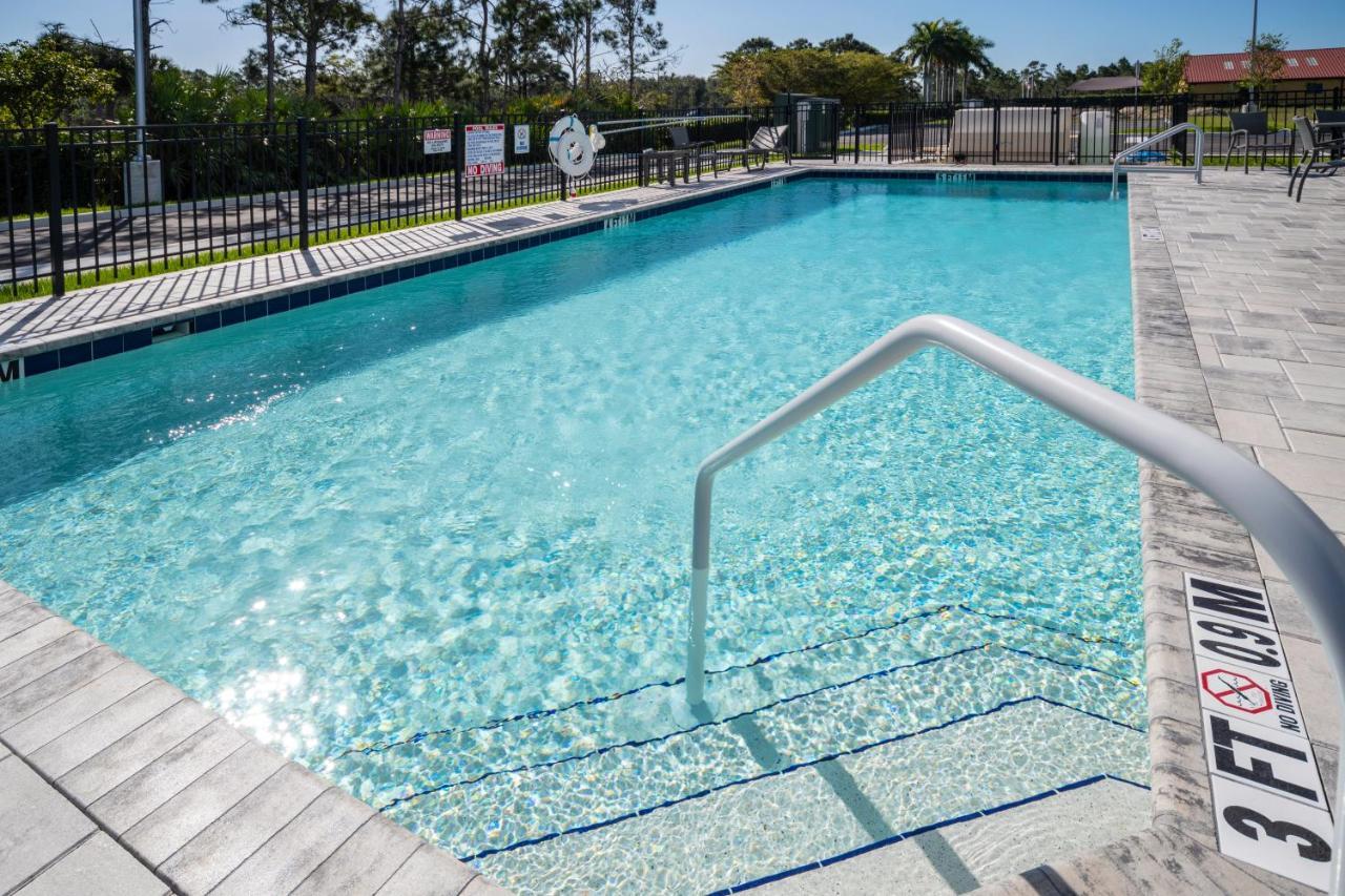 Holiday Inn Express & Suites - Fort Myers Airport By Ihg Εξωτερικό φωτογραφία