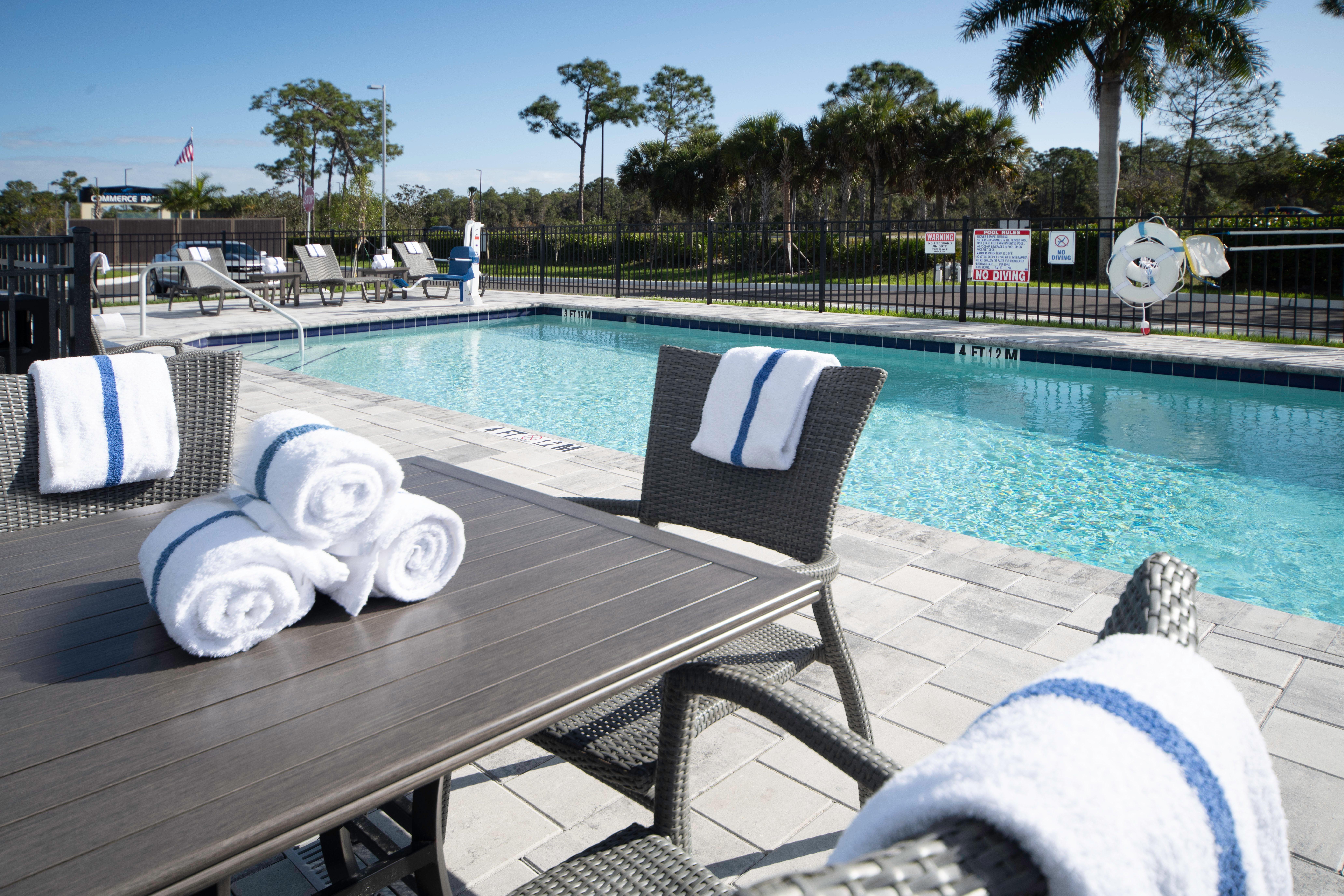 Holiday Inn Express & Suites - Fort Myers Airport By Ihg Εξωτερικό φωτογραφία