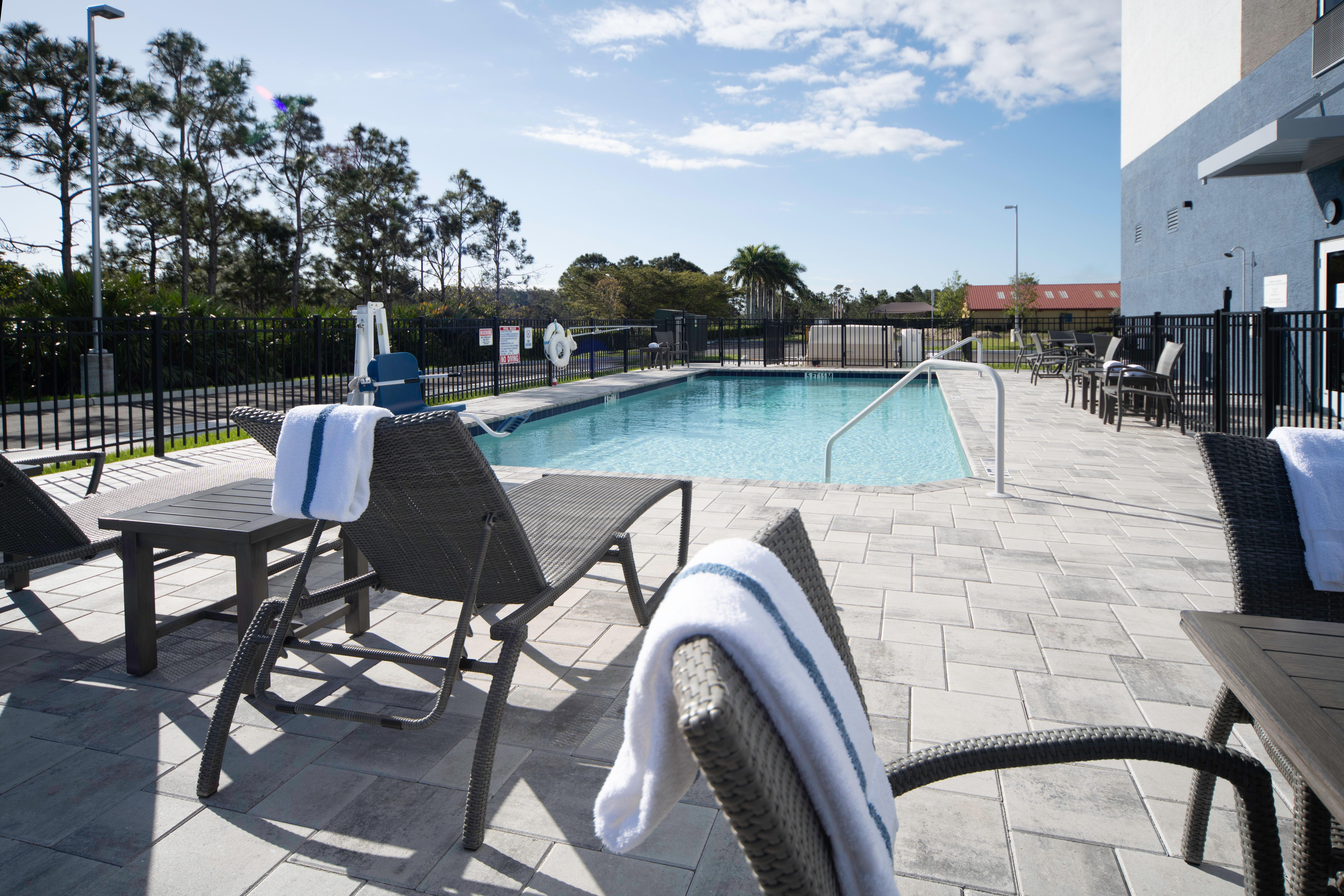Holiday Inn Express & Suites - Fort Myers Airport By Ihg Εξωτερικό φωτογραφία