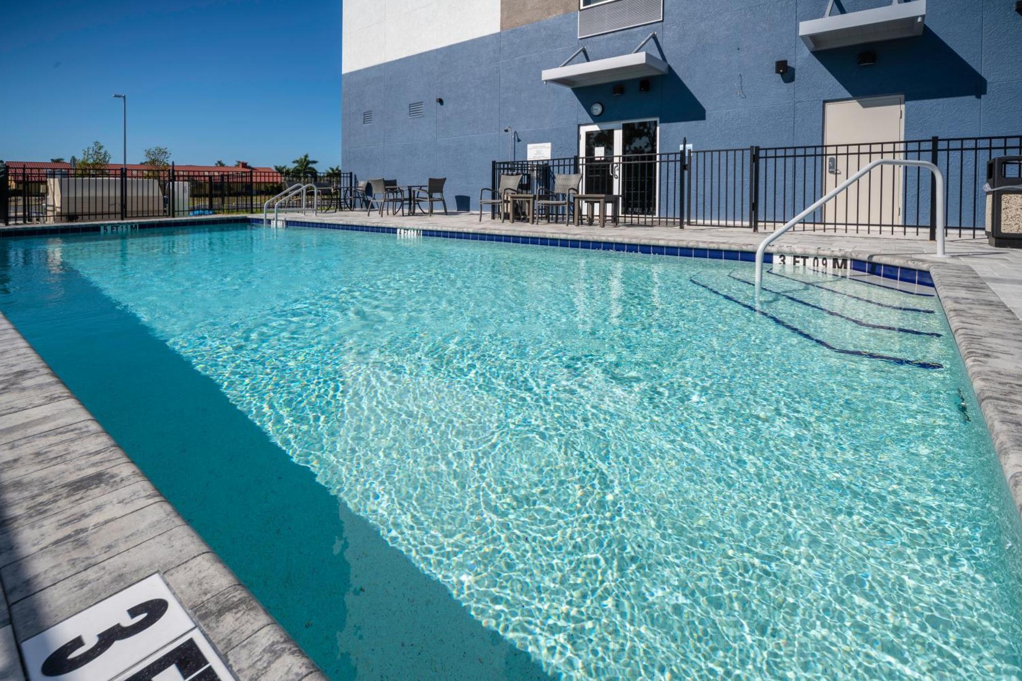Holiday Inn Express & Suites - Fort Myers Airport By Ihg Εξωτερικό φωτογραφία